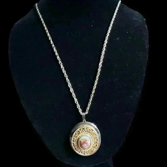 Vintage feminine gold tone oval locket with image of lovers 24” - Picture 7 of 7